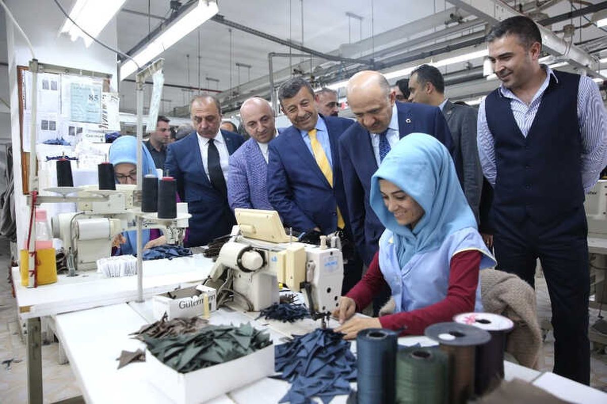 Başbakan Yardımcısı Fikri Işık, Tekstil Çalışanlarını Ziyaret Etti