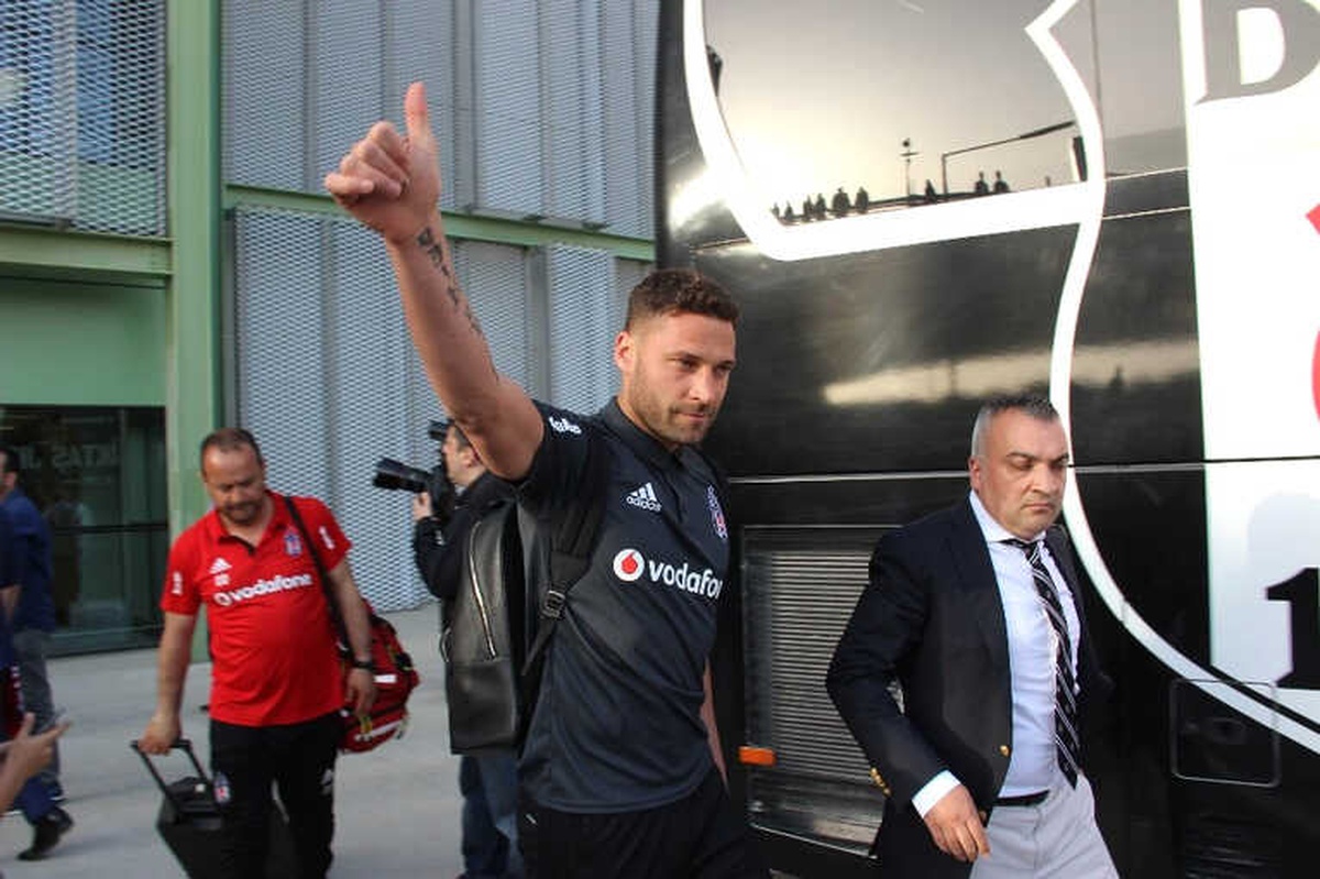 Beşiktaş\'a İzmir\'de Coşkulu Karşılama