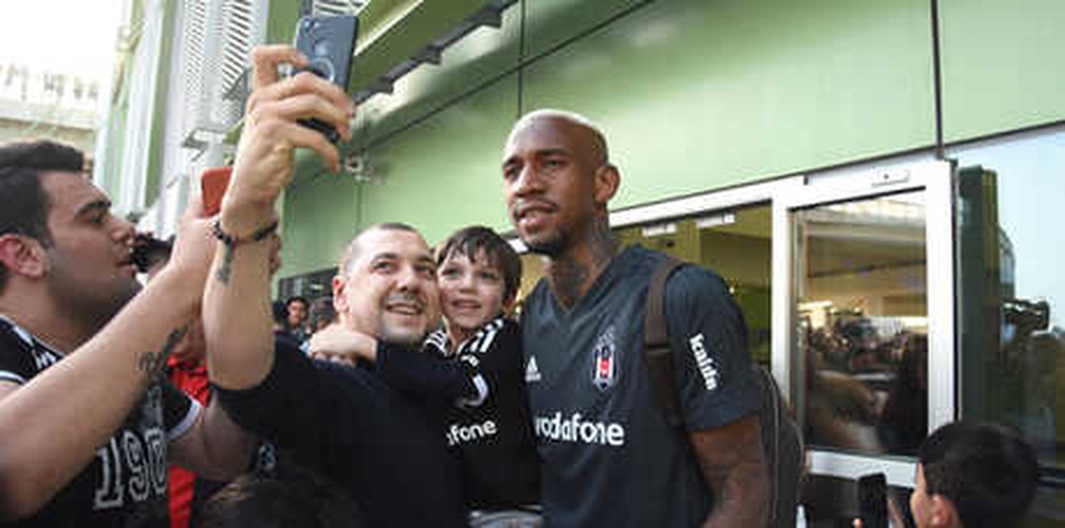 Beşiktaş\'a İzmir\'de Coşkulu Karşılama