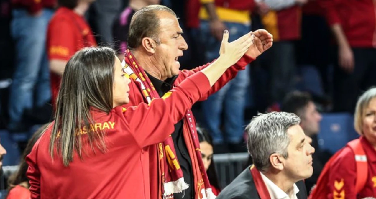 Fatih Terim, "Ayağa Kalkmayan Fenerli Olsun" Tezahüratıyla Ayaklandı