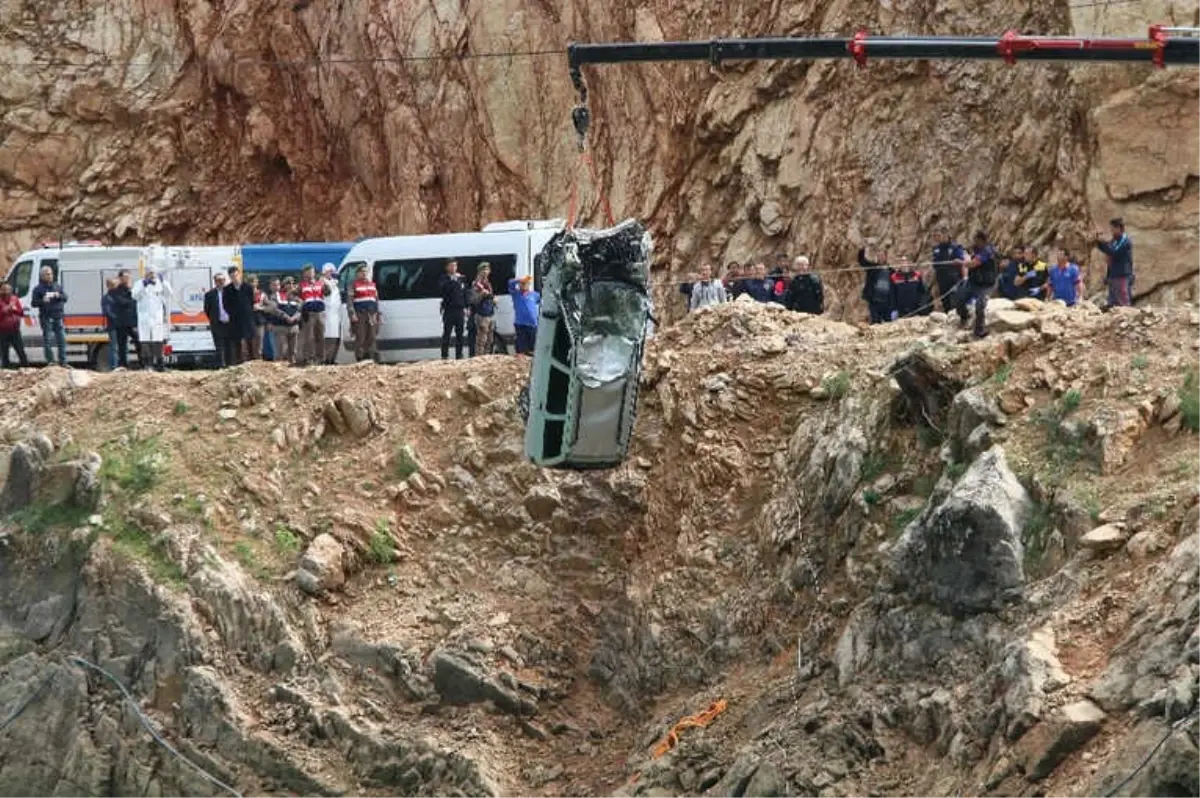 Gölete Uçan Otomobildeki Baba ve Çocukların Cesedine Ulaşıldı