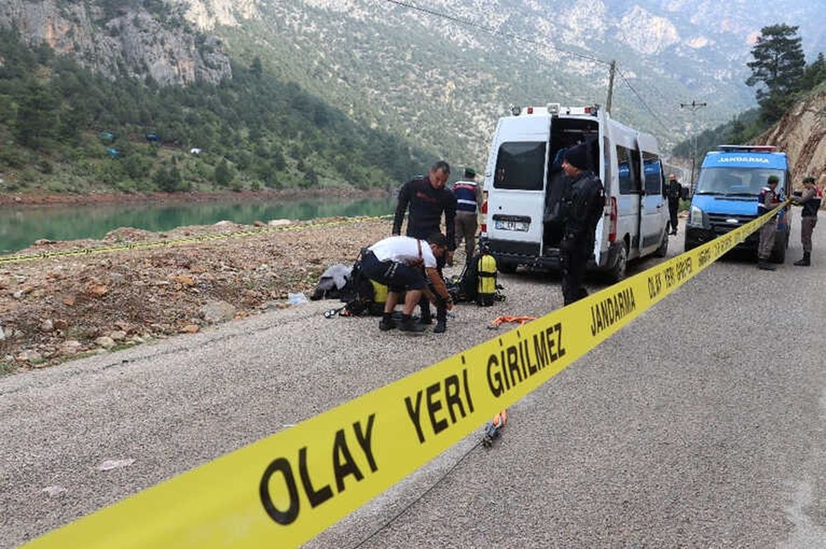 Göletteki Otomobilde Sıkışan Baba ve Çocuklarını Kurtarma Çalışmaları Devam Ediyor