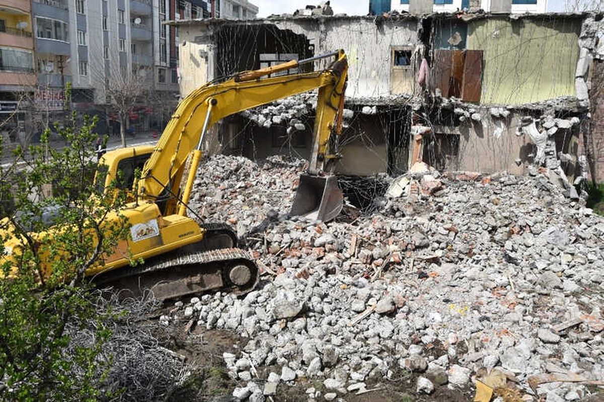 İpekyolunda Metruk Yapılar Yıkılmaya Devam Ediyor