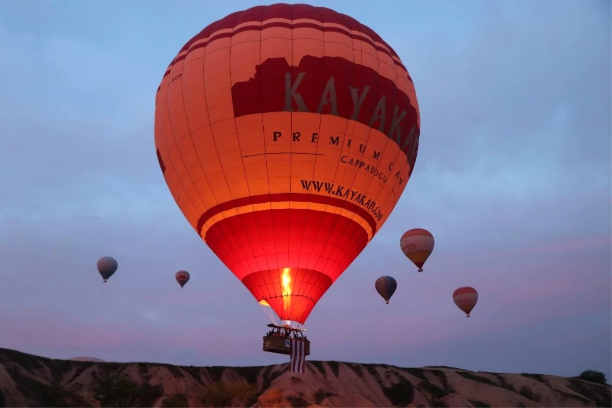 Kapadokya\'da Balonlar Nevşehirspor Bayraklarıyla Havalandı
