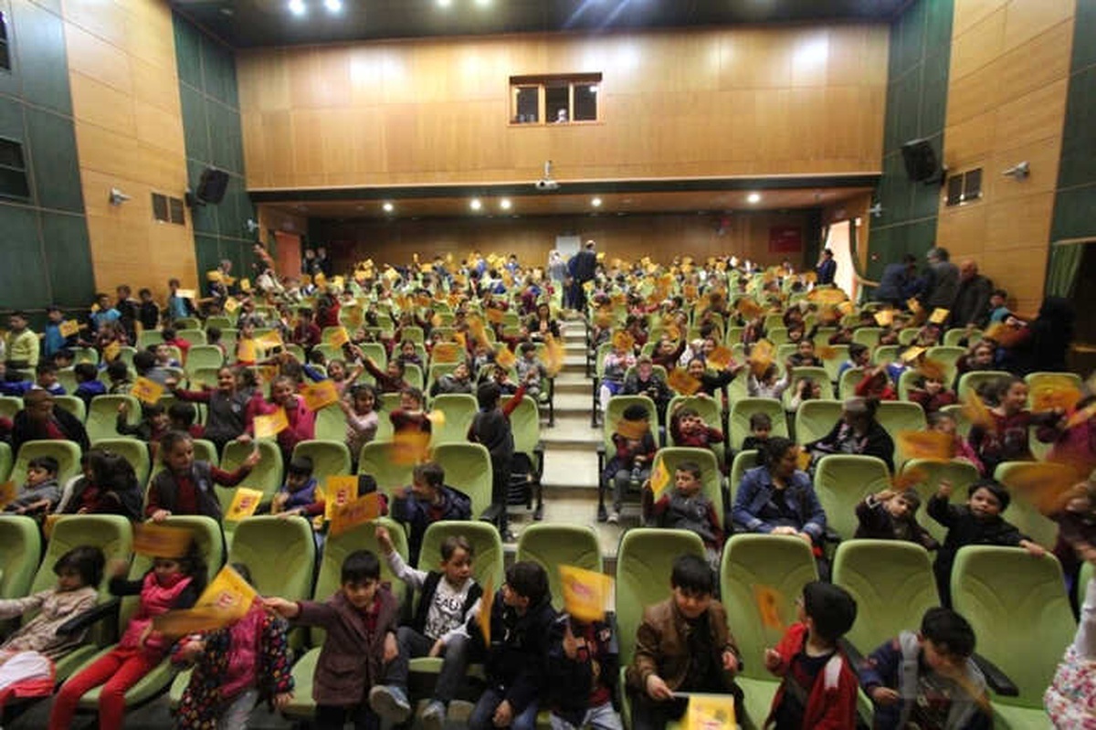 Kırmızı Başlıklı Kız Tiyatro Oyunu Bayburt\'ta Sahnelendi
