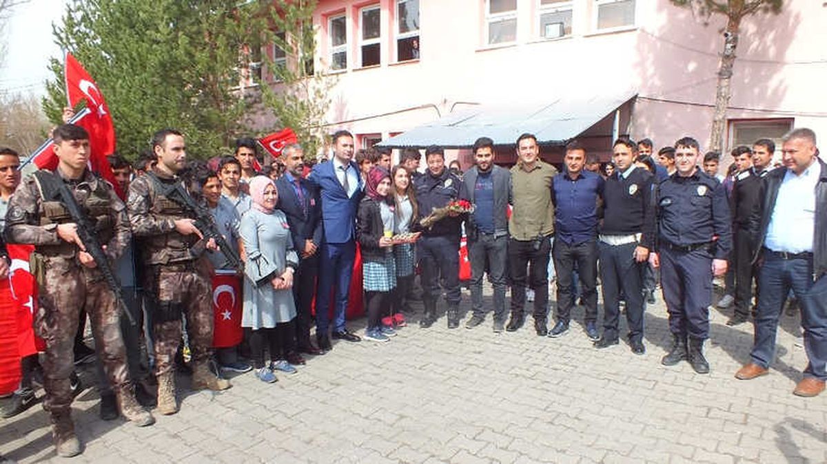 Lise Öğrencilerinden Emniyet Müdürüne Pasta Sürprizi