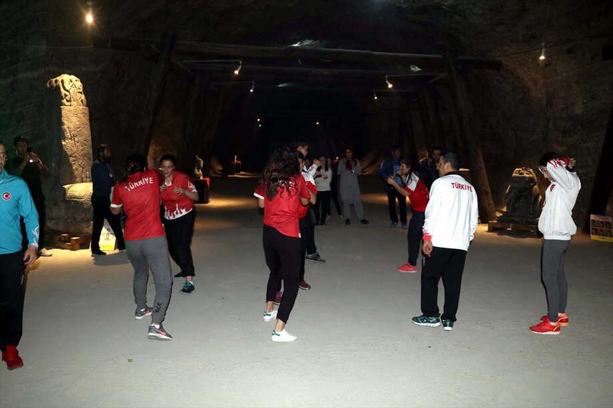Milliler Tuz Mağarasında Boks Yaptı