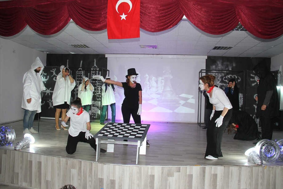 Muradiye\'de Tiyatro Gösterimi