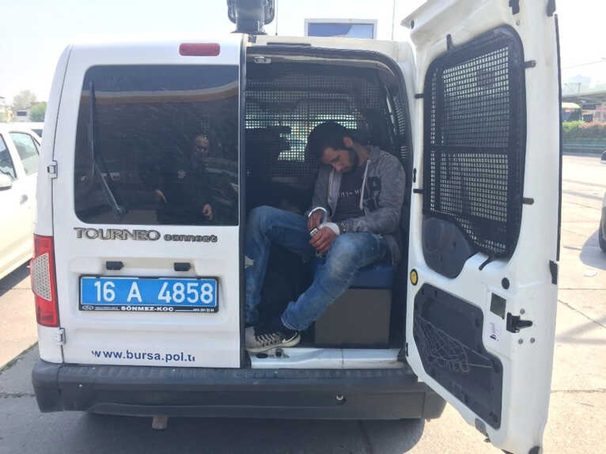 Boğazına Bıçak Dayayıp Telefonunu Gasp Ettiler