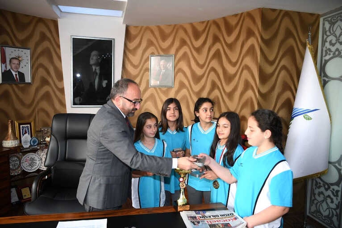 Şampiyonlar Başkan Üzülmez\'in Makamında