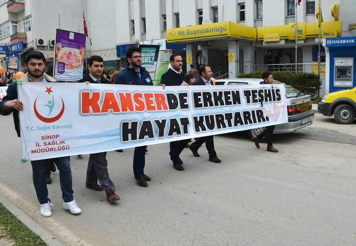 Sinop\'ta "Kanserde Erken Teşhis Hayat Kurtarır" Yürüyüşü
