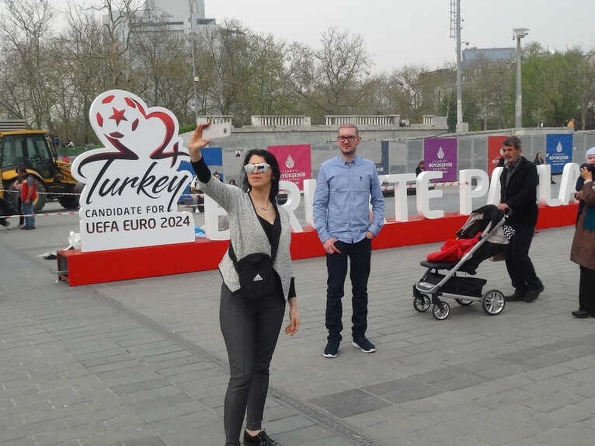 Taksim Meydanı\'na Euro 2024 Adaylığı İçin Belirlenen Slogan Yazıldı