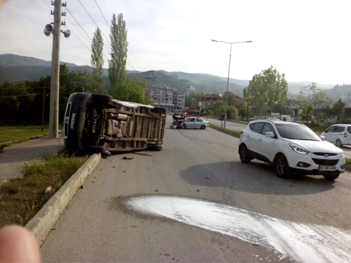 Tokat\'ta Minibüsle Otomobil Çarpıştı: 4 Yaralı