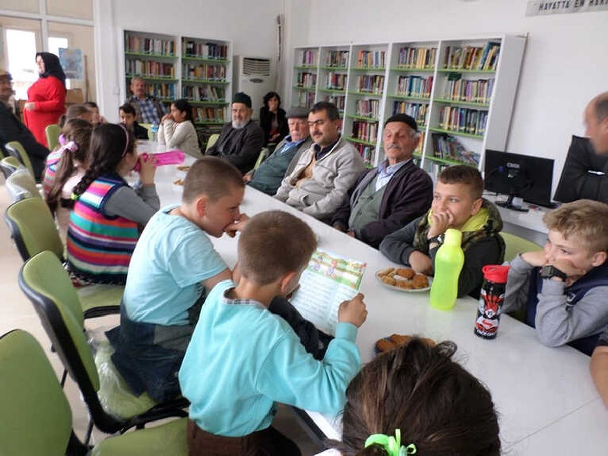 Umurbeyli Çocuklar Dede ve Nineleriyle Kitap Okudu