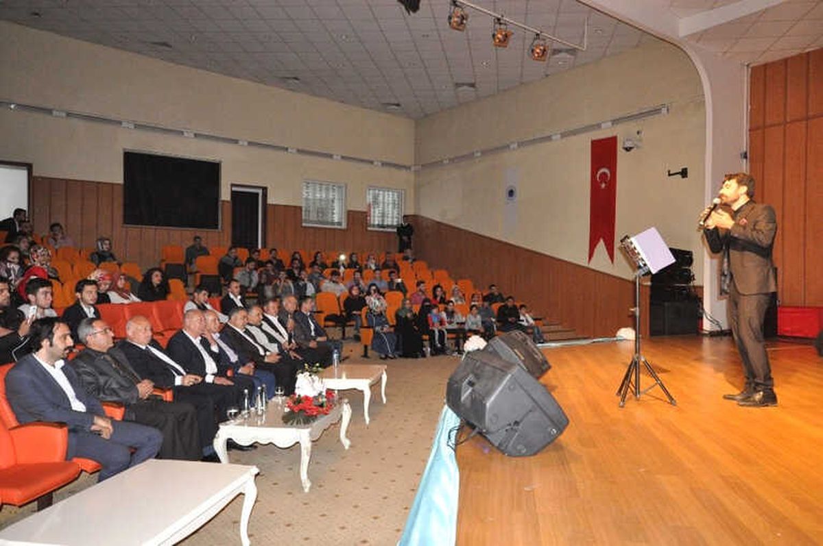 Üniversite Öğrencileri İlahi ve Ezgi Konseri ile Stres Attı