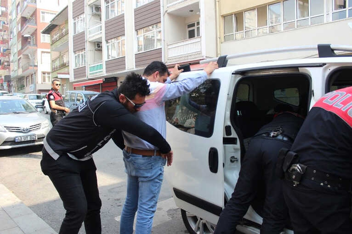 Uygulama İçin Okul Önüne Gelen Polisler İlk Aradıkları Kişide Esrar Ele Geçirdi