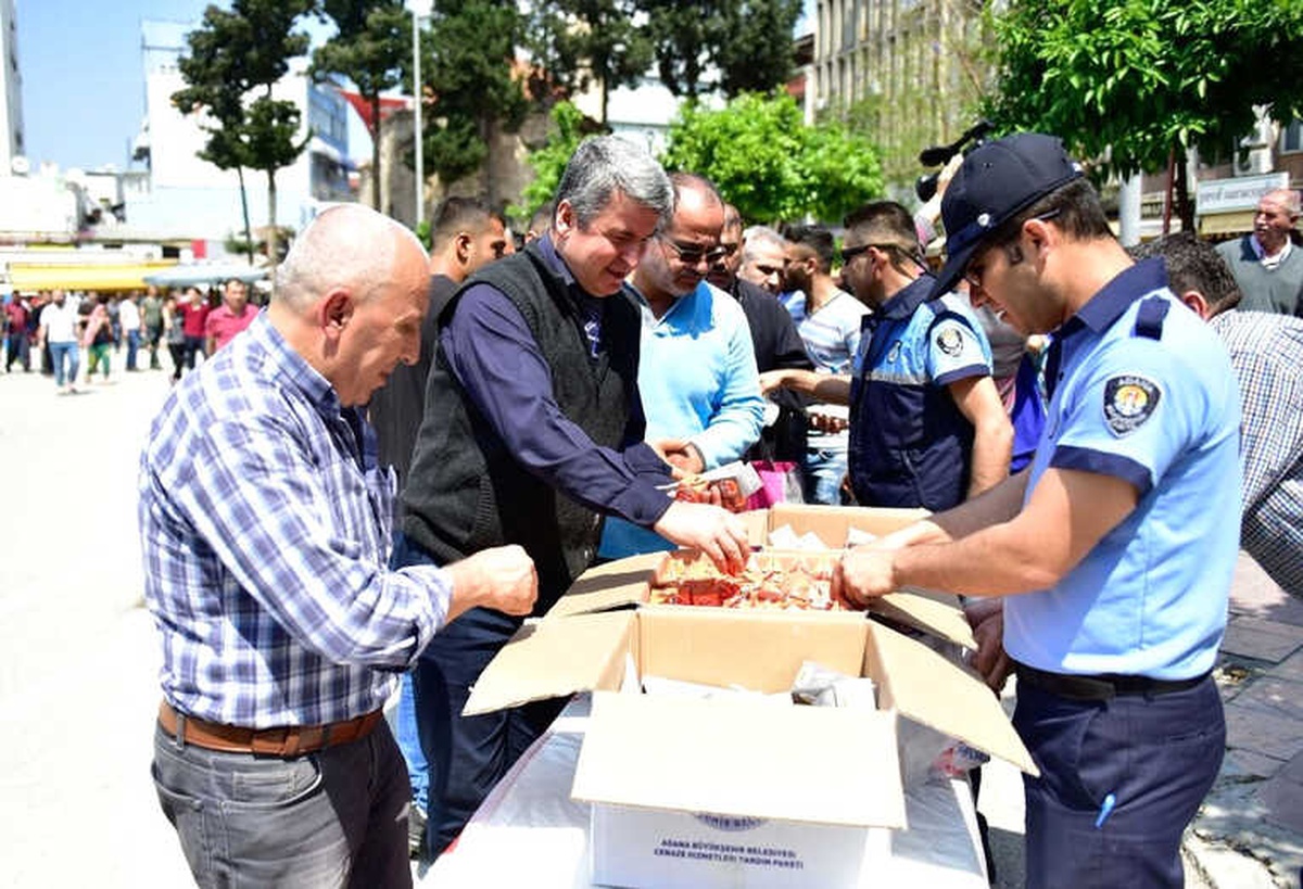 Adana Zabıtası Vatandaşlara Gülsuyu ve Lokum İkram Etti
