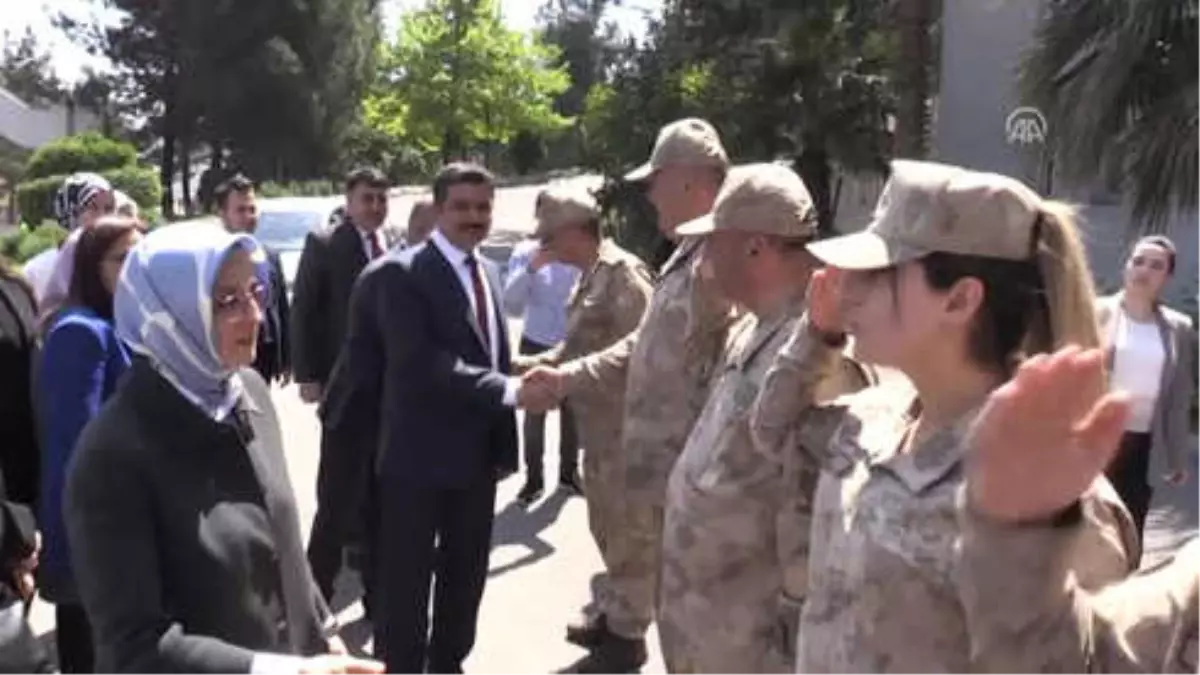 AK Parti Kadın Kolları\'ndan Mehmetçik\'e Destek (2)