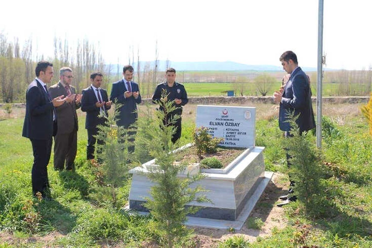 Altıntaş Protokolü, Şehit Polis Elvan Özbay\'ın Mezarını Ziyaret Edip Dua Etti