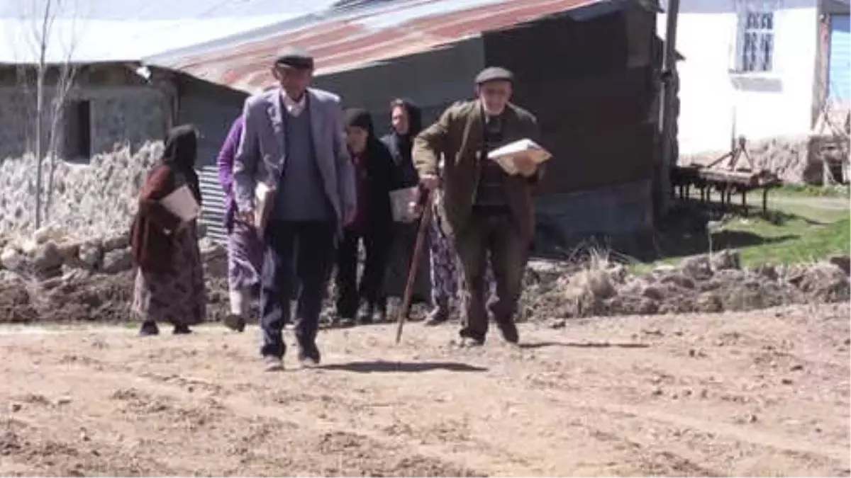 Anne ve Babasıyla Aynı Kursta Okuma Yazma Öğreniyor