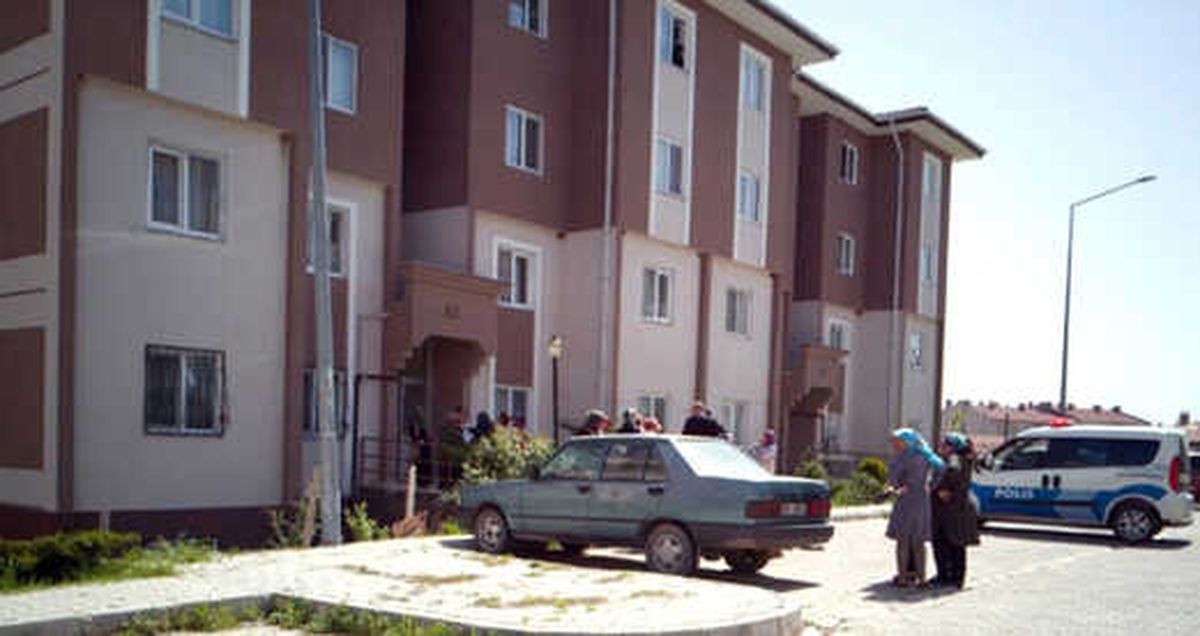 Oyun Oynarken 4\'üncü Kattan Zemine Çakılan Bebek Şans Eseri Kurtuldu