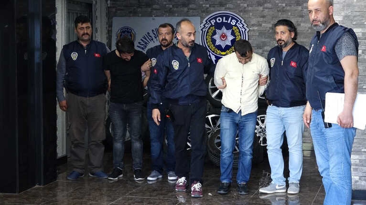 Araç Sahiplerinin Korkulu Rüyası Hırsızlar Önce Güvenlik Kamerasına, Sonra Polise Yakalandı