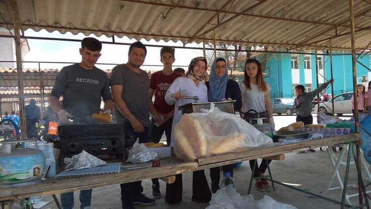 Aslanapa Türk Halk Oyunları Minikler Ekibi İçin Kermes Düzenlendi