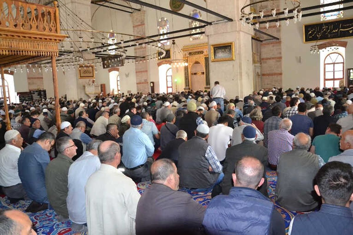 Balıkesir\'de Miraç Kandili\'nde Camiler Doldu Taştı