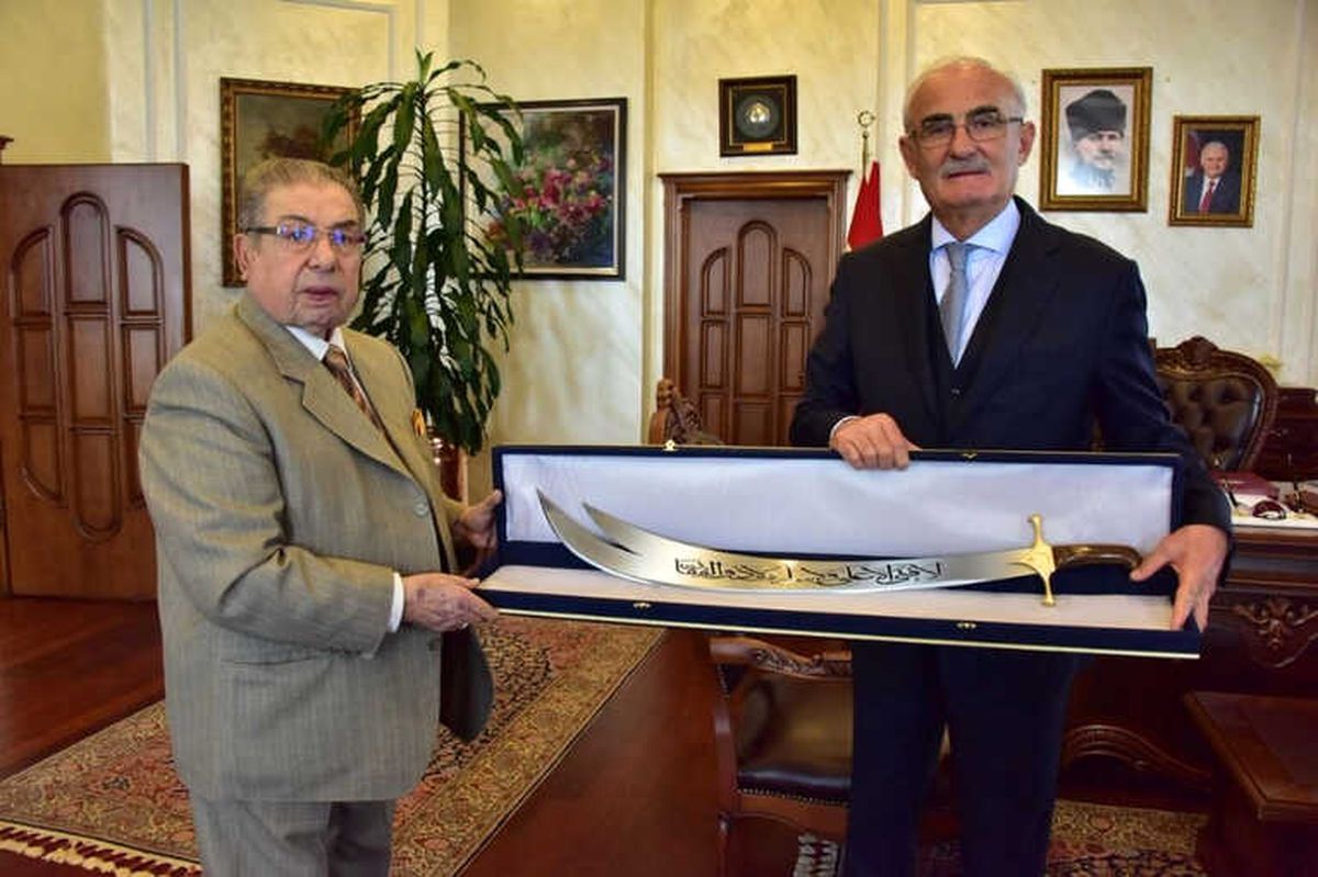 Başkan Yılmaz\'a "Zülfikar Kılıcı" Hediyesi