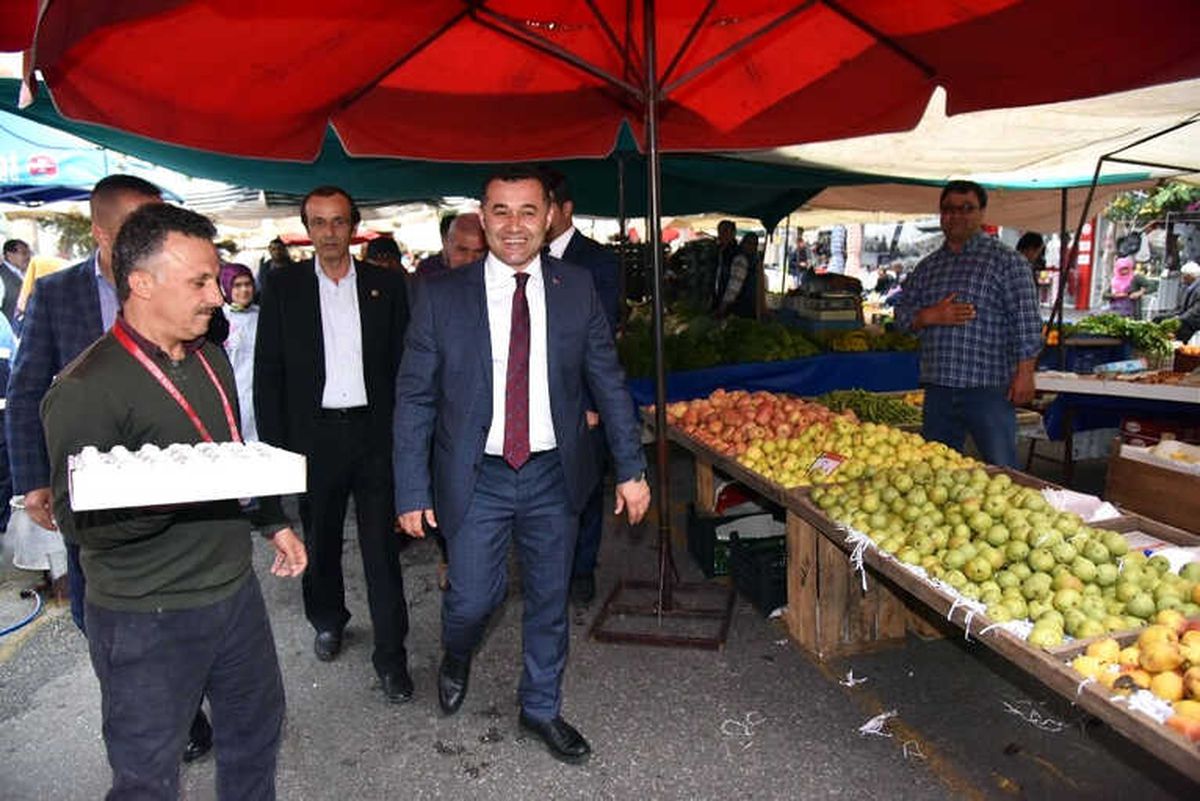 Başkan Yücel, Lokum ve Su Kabağı Fidesi Dağıttı