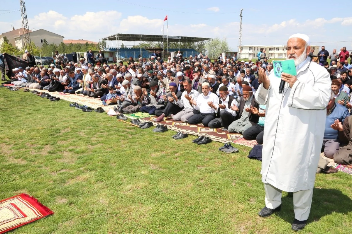 Battalgazi\'de Yapılan Yağmur Duasına Yoğun Katılım