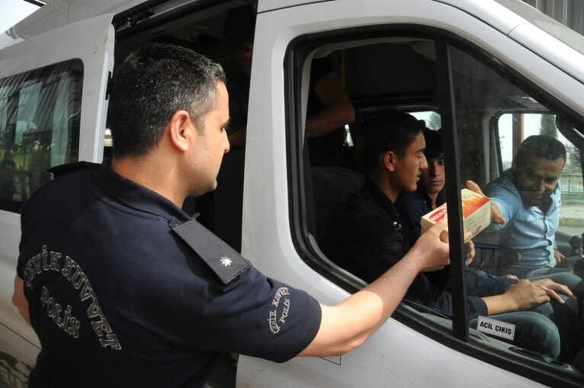 Cizre Emniyeti\'nden Vatandaşa Kandil Simidi
