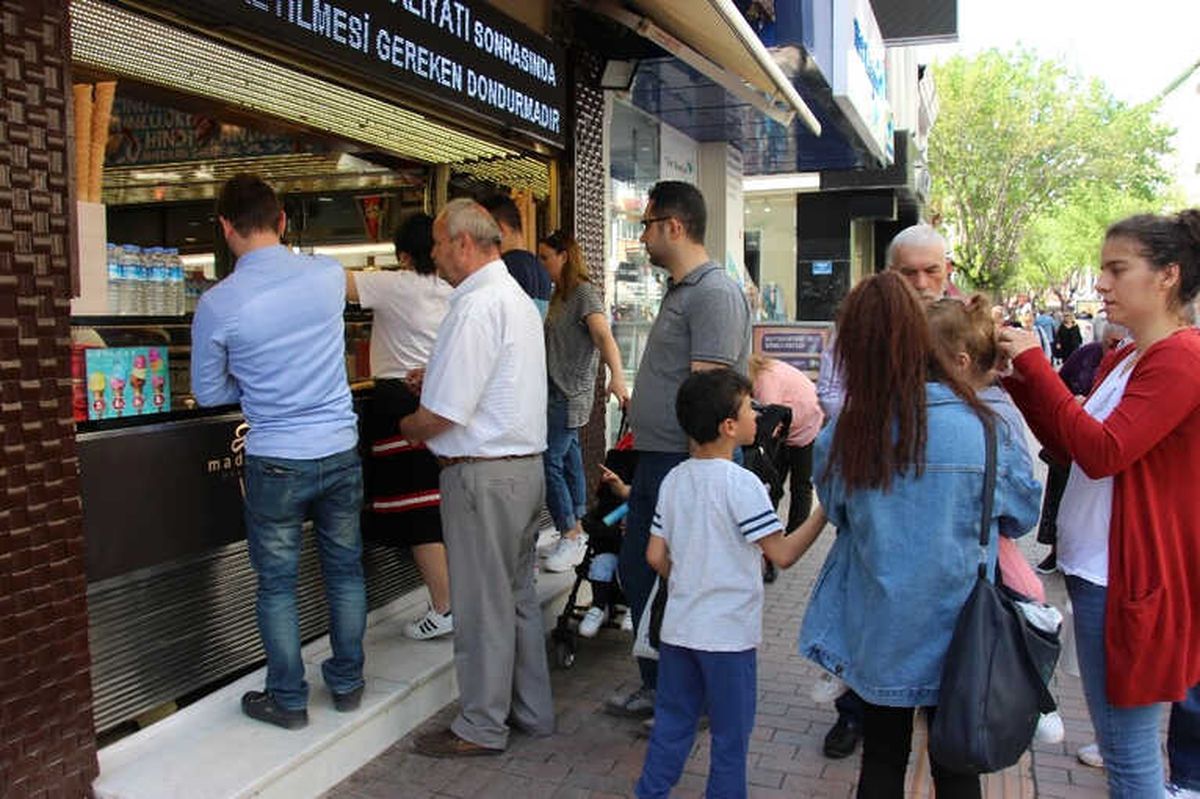 Dondurmacıların Önünde Uzun Kuyruklar