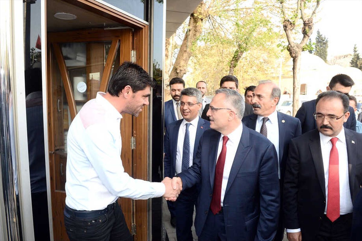 Etrafımızda Oynanan Oyunları Görüyoruz"