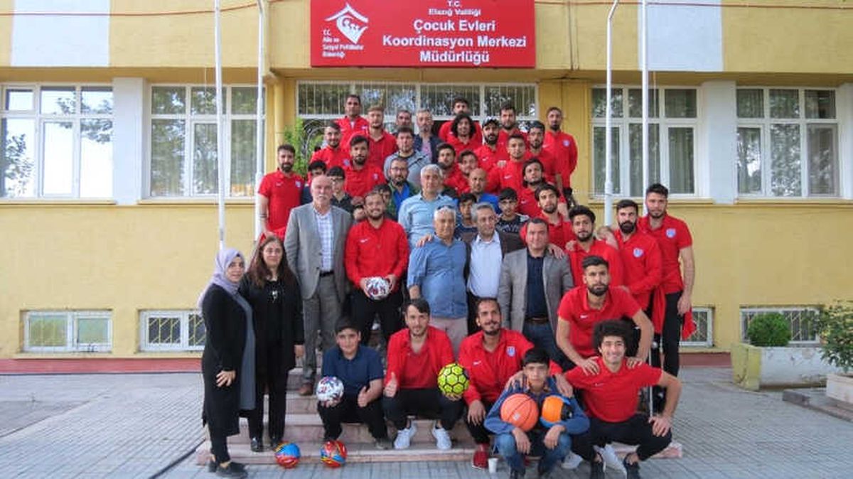 Futbolcular, Kimsesiz Çocukları Mutlu Etti