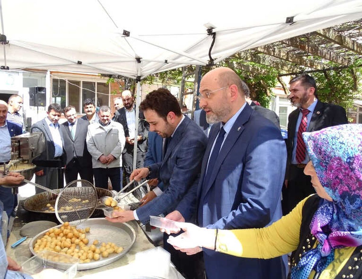 Hisarcık Belediyesi Kandil Lokması Dağıttı