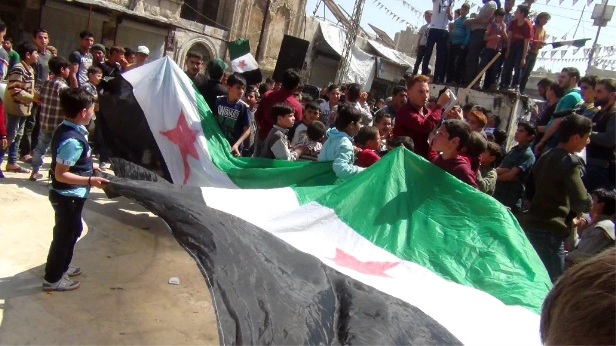 İdlib\'te Esad Karşıtı Gösteri