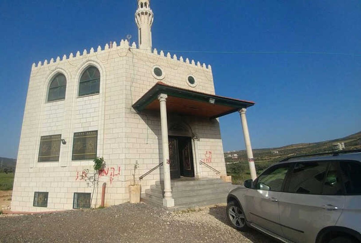 İsrailliler Batı Şeria\'da Bir Camiye Saldırdı