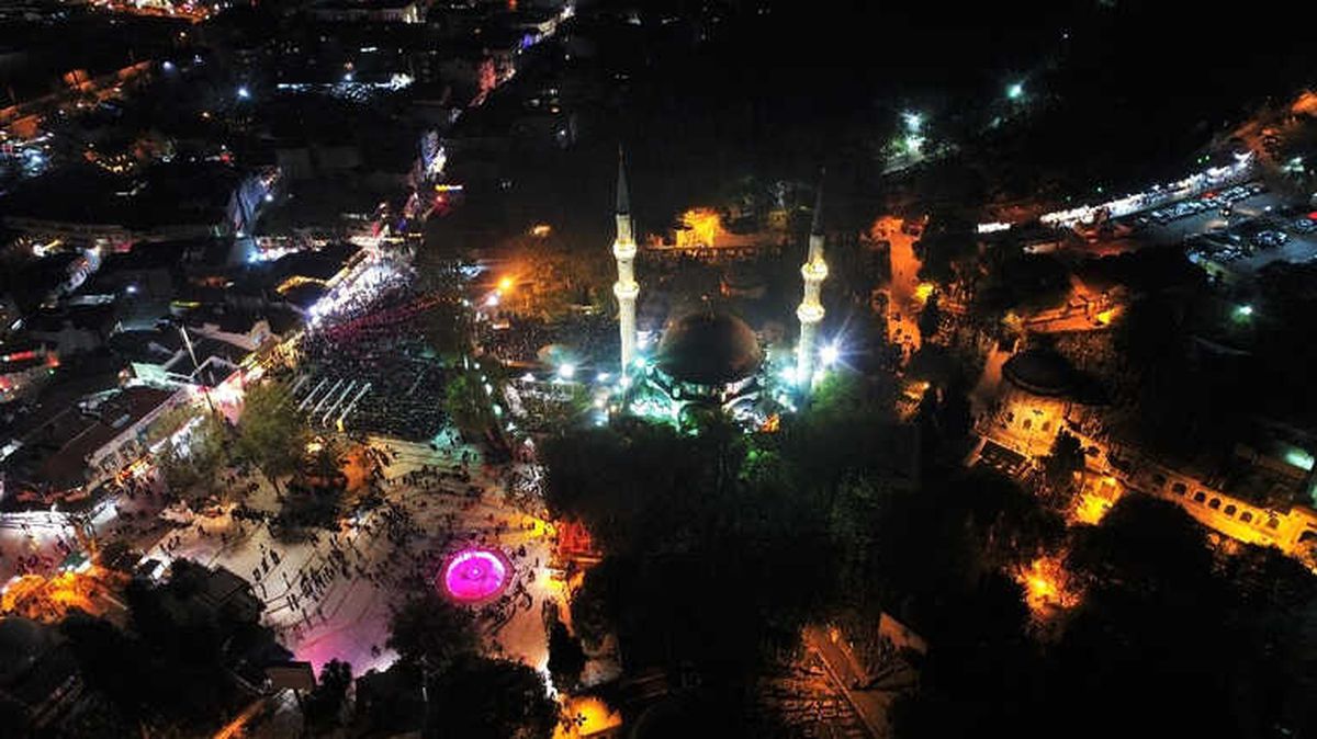 İstanbul\'da Miraç Kandili\'nde Camiler Doldu Taştı