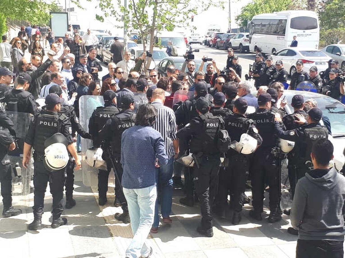 İzinsiz Yürüyüş Yapan Kesk Üyesi Gruba Polis Müdahalesi