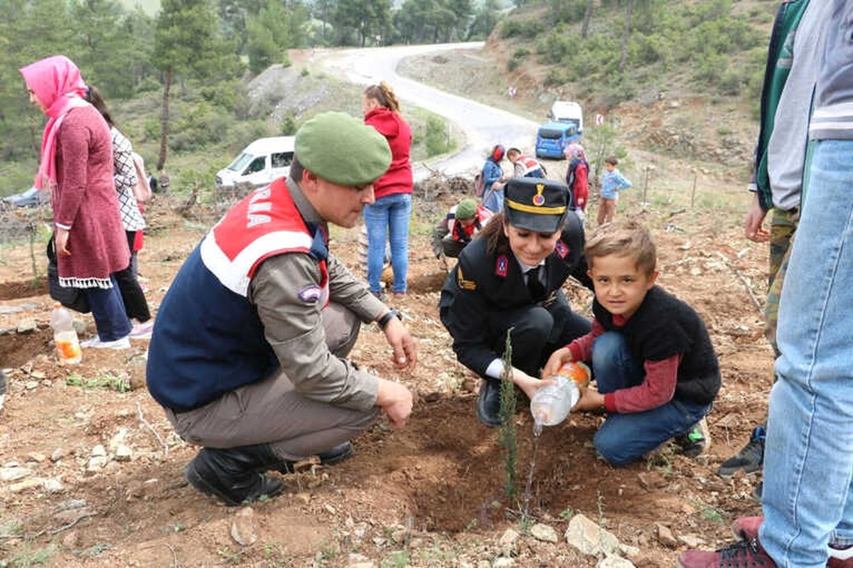 Jandarmalar Öğrencilerle Hatıra Ormanında Ağaç Diktiler