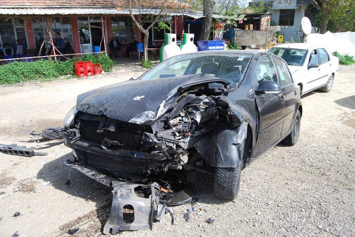 Kamyona Çarpan Otomobil Hurdaya Döndü: 2 Yaralı