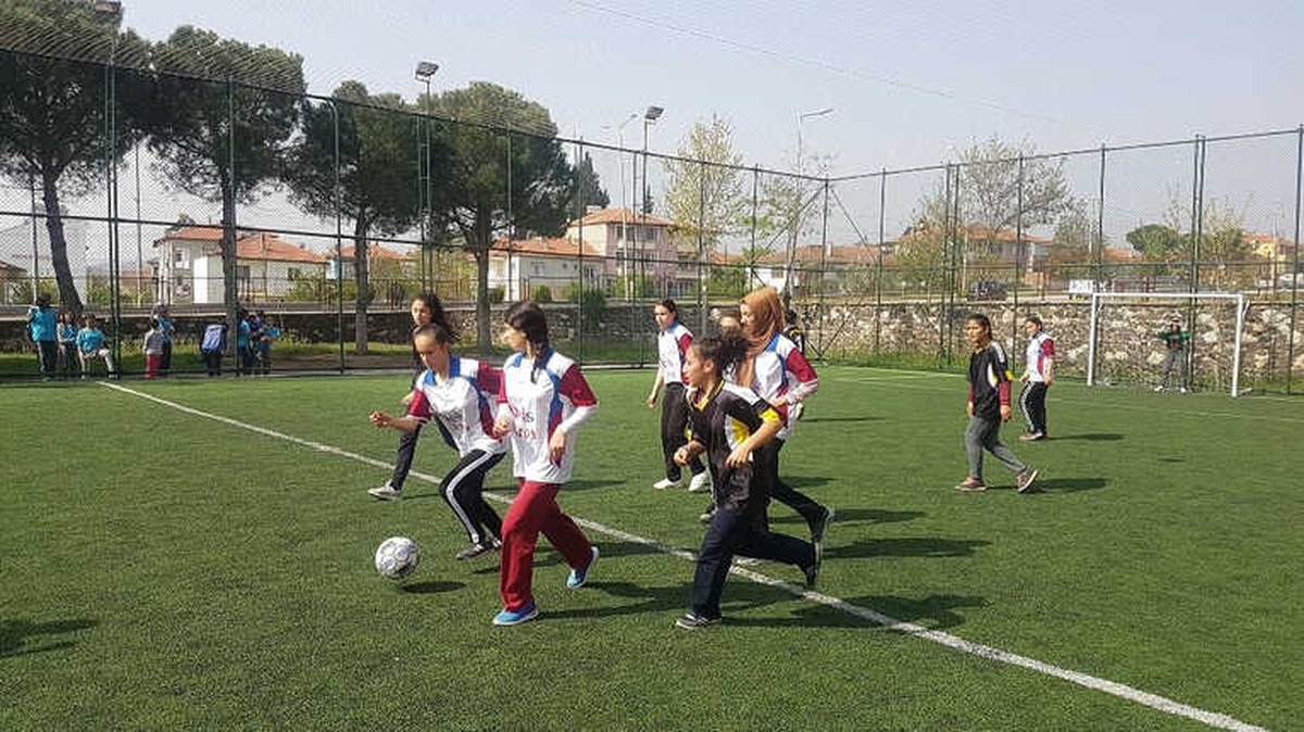 Kız Öğrencilerin Futbol Turnuvası Nefes Kesti