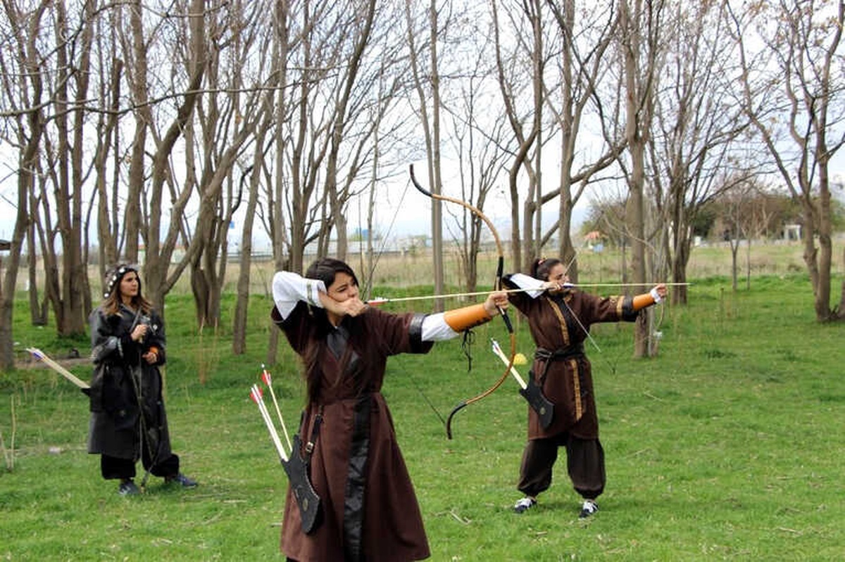 Kızlar At Üstünde Ok Atıp Şampiyonaya Hazırlanıyorlar