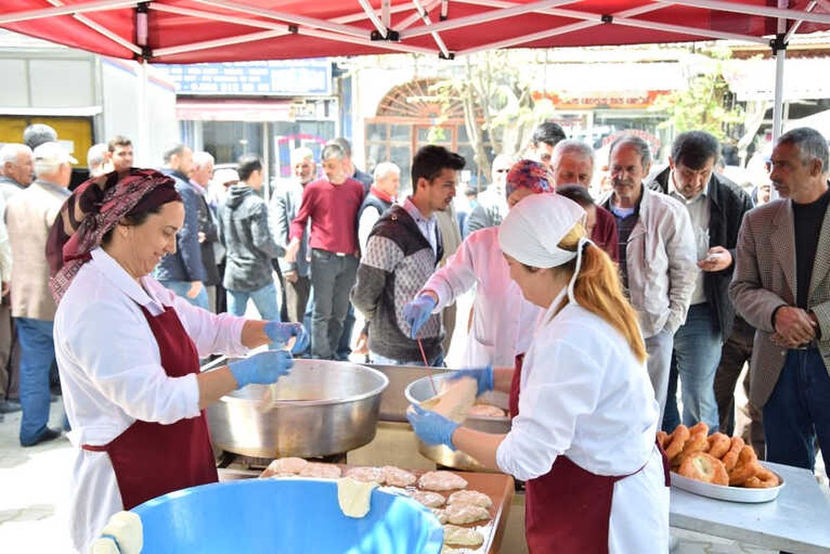 Lapseki AK Parti İlçe Başkanlığı Kandil Lokumu Dağıttı