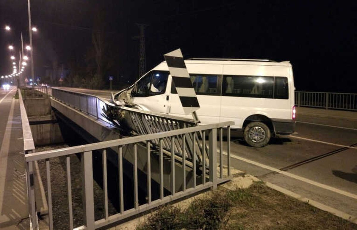 Minibüs Bariyerlere Çarptı: 1 Yaralı