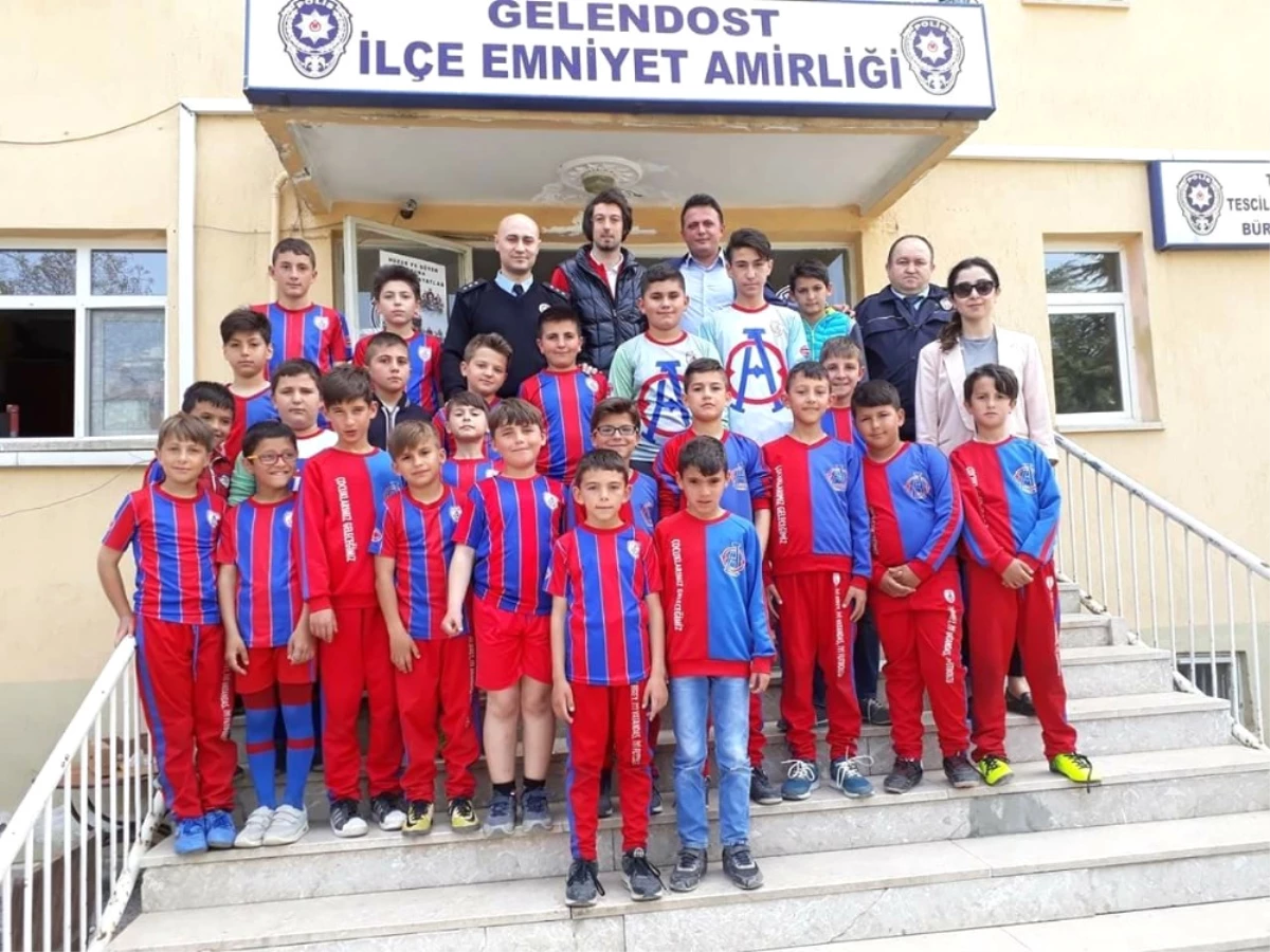 Minik Futbolculardan Polis Haftası Ziyareti