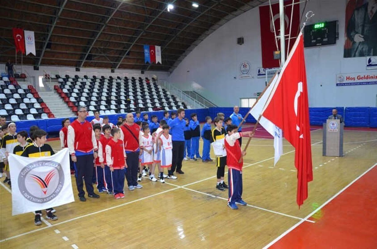 Okullararası Basketbol Yarı Final Müsabakaları Başladı