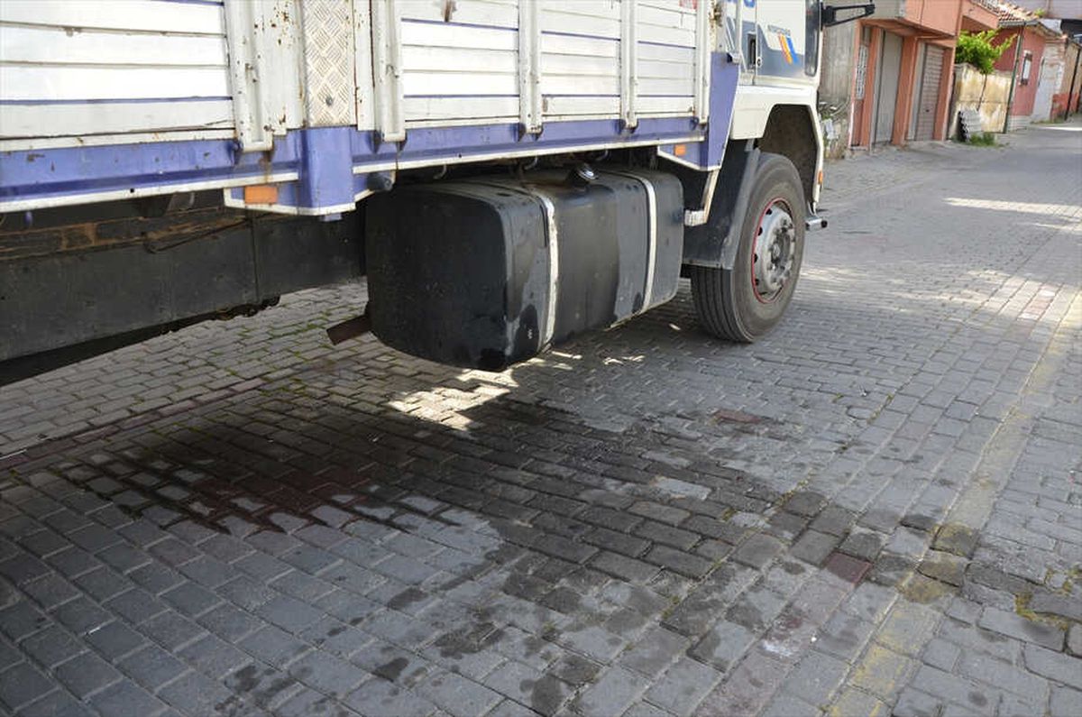 Park Halindeki Kamyonların Deposundan Mazot Çalındı