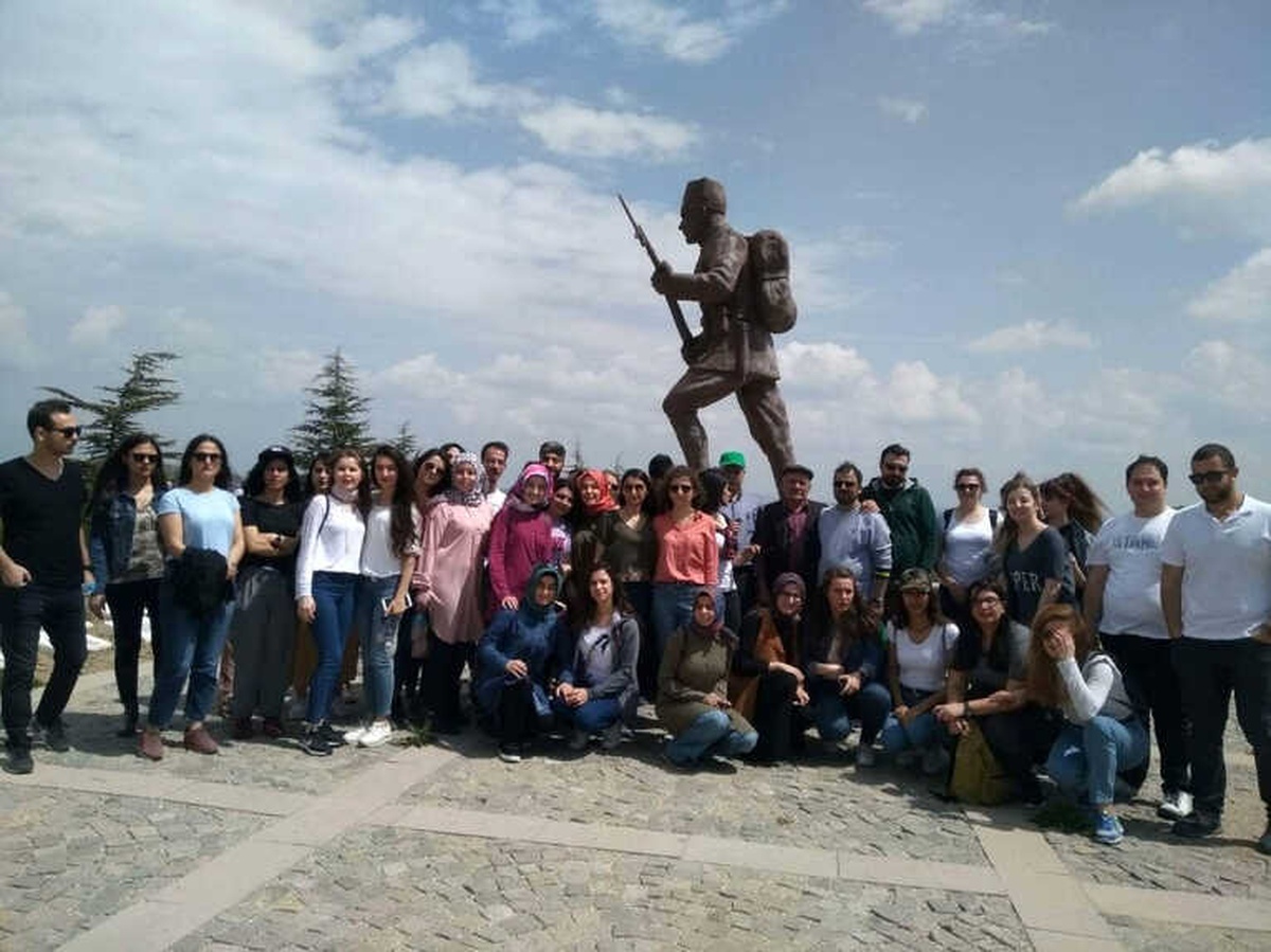 Üniversite Öğrencileri, Dumlupınar Şehitliği\'ni Ziyaret Etti